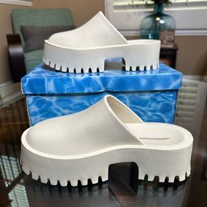 Jeffrey Campbell Clogge size‎ 6 I. Light tan color